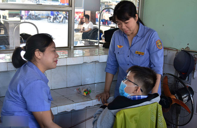 Cha bật khóc tìm con trai lạc ở sân ga sáng 30 Tết