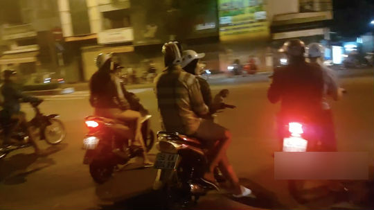 Hàng trăm dân chơi Sài Gòn đua xe sáng 30 Tết