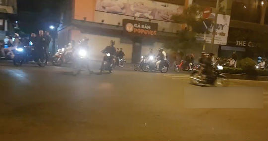 Hàng trăm dân chơi Sài Gòn đua xe sáng 30 Tết