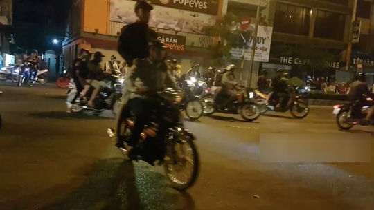 Hàng trăm dân chơi Sài Gòn đua xe sáng 30 Tết