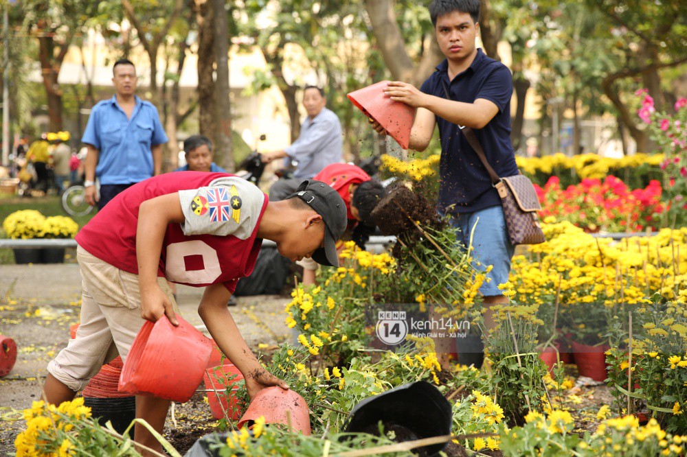 Clip: Không bán hết hàng trưa 30 Tết, nhiều tiểu thương tự tay đập nát chậu hoa, vứt vào thùng rác
