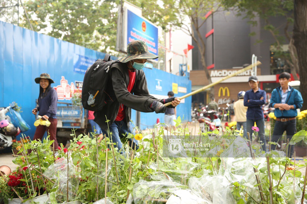 Clip: Không bán hết hàng trưa 30 Tết, nhiều tiểu thương tự tay đập nát chậu hoa, vứt vào thùng rác