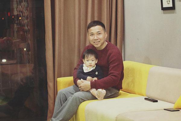 30 chưa phải Tết, bằng chứng là ông bố này: Mua cây quất chưa chơi Tết, con đã vặt sạch