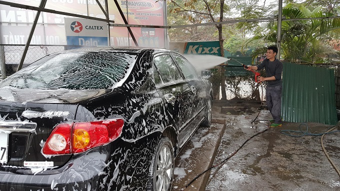 Ngày 30 Tết: Rửa xe 200 nghìn đồng/lượt, khách vẫn ùn ùn xếp hàng