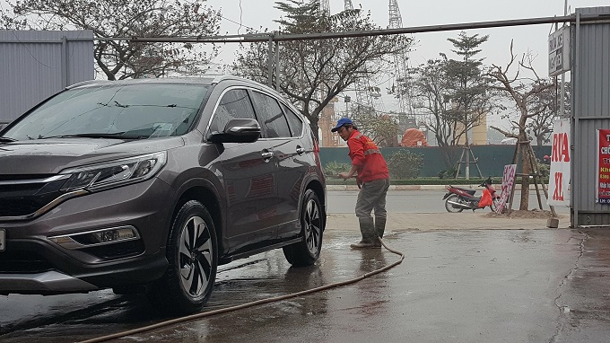 Ngày 30 Tết: Rửa xe 200 nghìn đồng/lượt, khách vẫn ùn ùn xếp hàng
