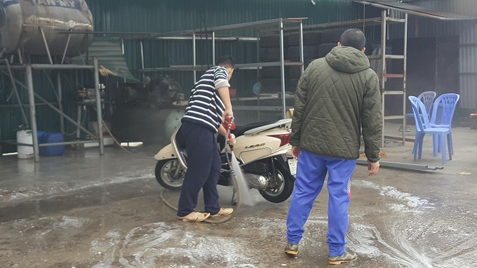 Ngày 30 Tết: Rửa xe 200 nghìn đồng/lượt, khách vẫn ùn ùn xếp hàng