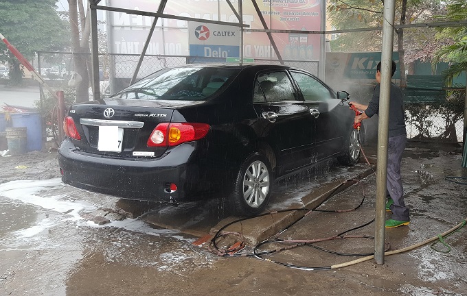 Ngày 30 Tết: Rửa xe 200 nghìn đồng/lượt, khách vẫn ùn ùn xếp hàng