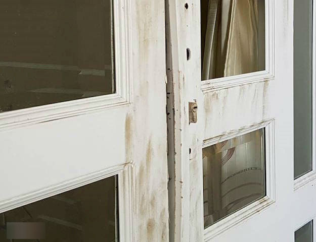 Chủ nhà đi ăn tất niên, trộm phá cửa dọn tài sản