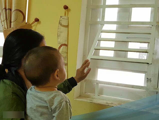 Chủ nhà đi ăn tất niên, trộm phá cửa dọn tài sản