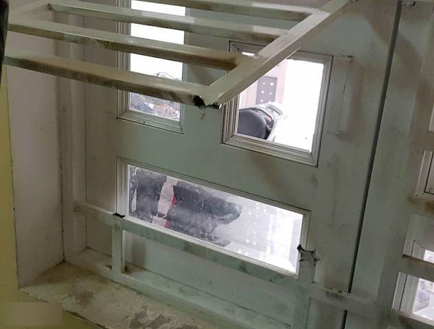 Chủ nhà đi ăn tất niên, trộm phá cửa dọn tài sản