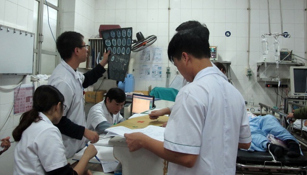 Bệnh viện Việt Đức ‘vỡ trận’ cấp cứu ngày 30 Tết