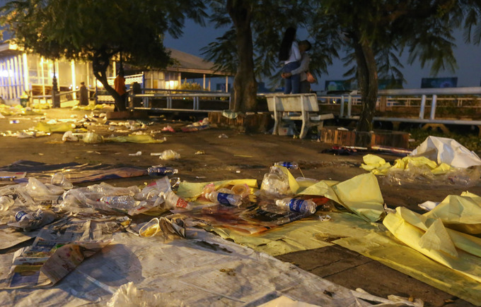 Biển rác ở trung tâm Sài Gòn sau màn pháo hoa đêm giao thừa