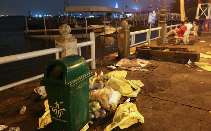 Biển rác ở trung tâm Sài Gòn sau màn pháo hoa đêm giao thừa