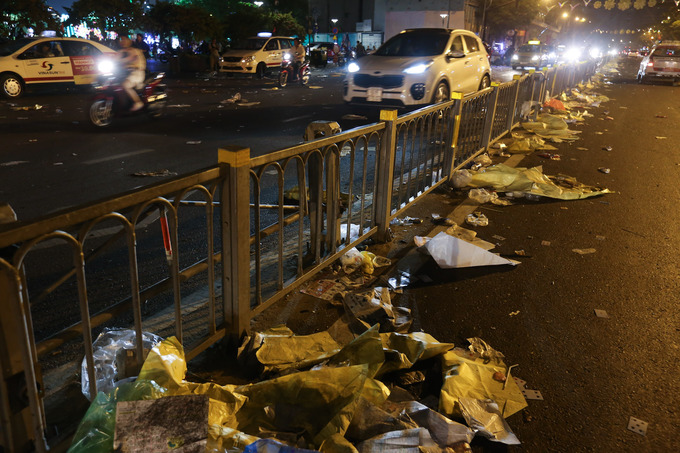 Biển rác ở trung tâm Sài Gòn sau màn pháo hoa đêm giao thừa