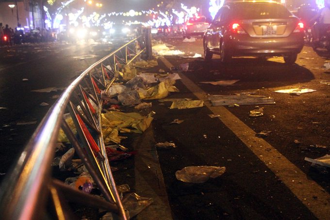 Biển rác ở trung tâm Sài Gòn sau màn pháo hoa đêm giao thừa