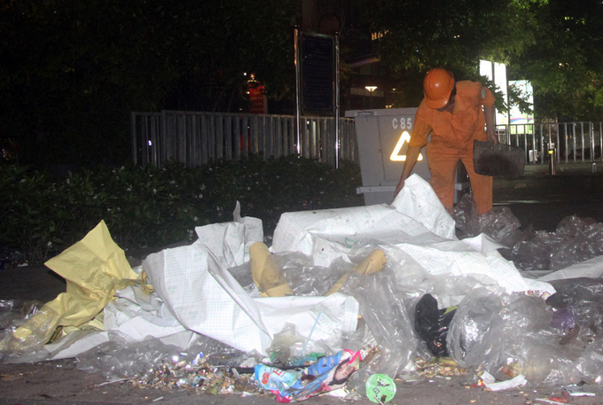 Biển rác ở trung tâm Sài Gòn sau màn pháo hoa đêm giao thừa