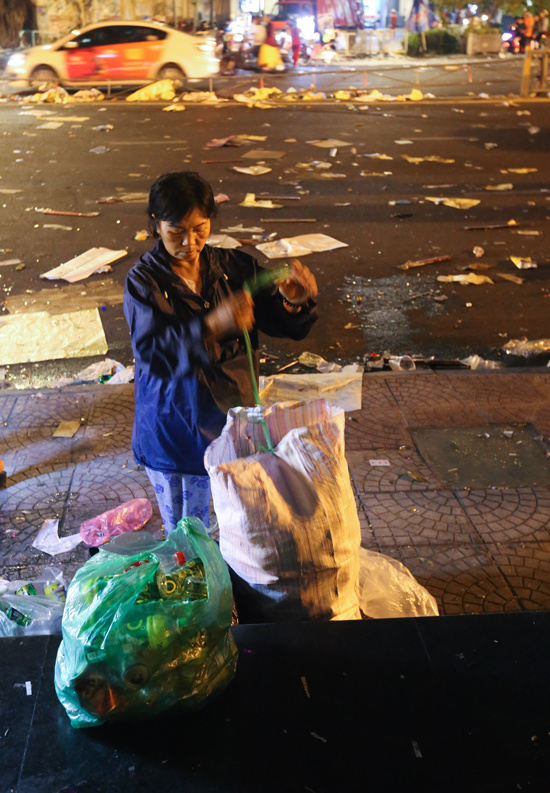 Biển rác ở trung tâm Sài Gòn sau màn pháo hoa đêm giao thừa