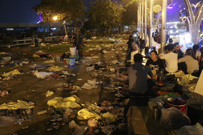Biển rác ở trung tâm Sài Gòn sau màn pháo hoa đêm giao thừa