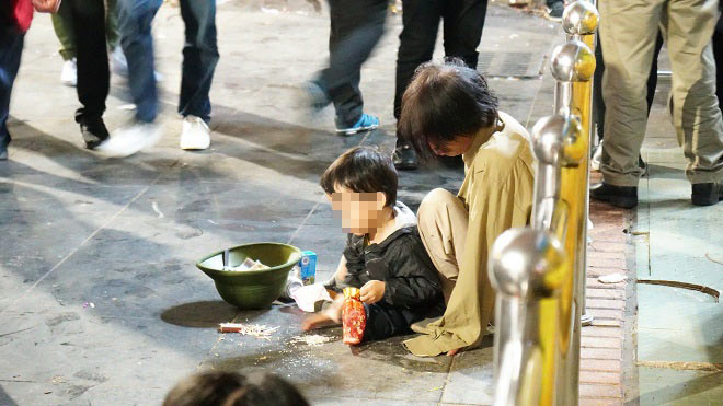 Cái bang lê lết xin tiền ở Hồ Gươm trong đêm Giao thừa