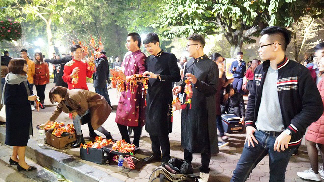 Cái bang lê lết xin tiền ở Hồ Gươm trong đêm Giao thừa