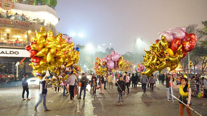 Cái bang lê lết xin tiền ở Hồ Gươm trong đêm Giao thừa