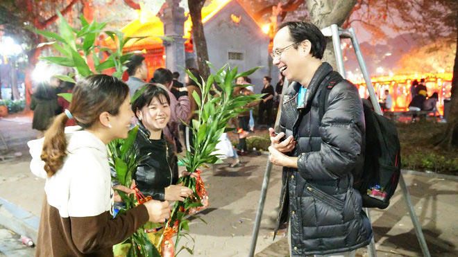 Cái bang lê lết xin tiền ở Hồ Gươm trong đêm Giao thừa