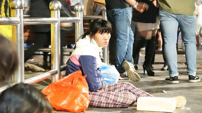 Cái bang lê lết xin tiền ở Hồ Gươm trong đêm Giao thừa