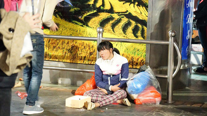 Cái bang lê lết xin tiền ở Hồ Gươm trong đêm Giao thừa