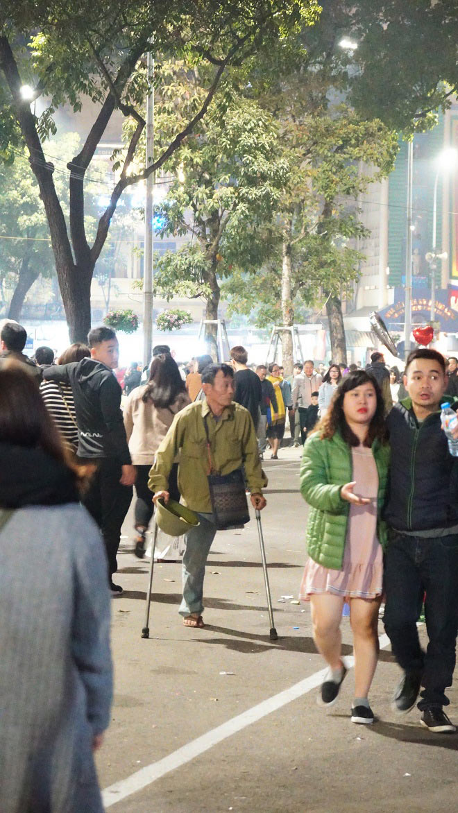 Cái bang lê lết xin tiền ở Hồ Gươm trong đêm Giao thừa