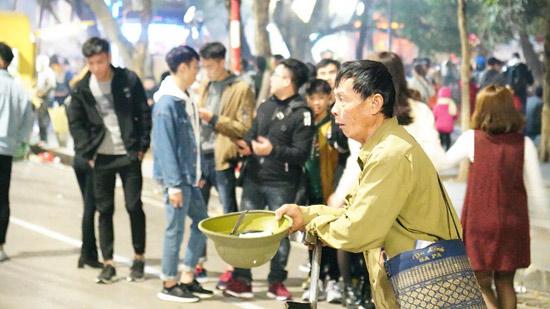 Cái bang lê lết xin tiền ở Hồ Gươm trong đêm Giao thừa