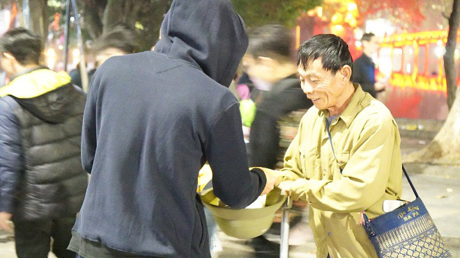 Cái bang lê lết xin tiền ở Hồ Gươm trong đêm Giao thừa