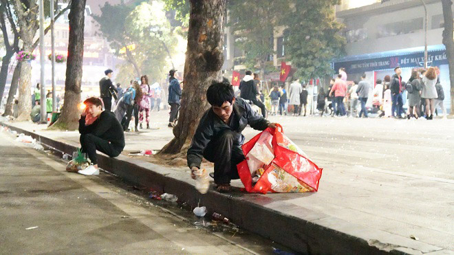 Cái bang lê lết xin tiền ở Hồ Gươm trong đêm Giao thừa