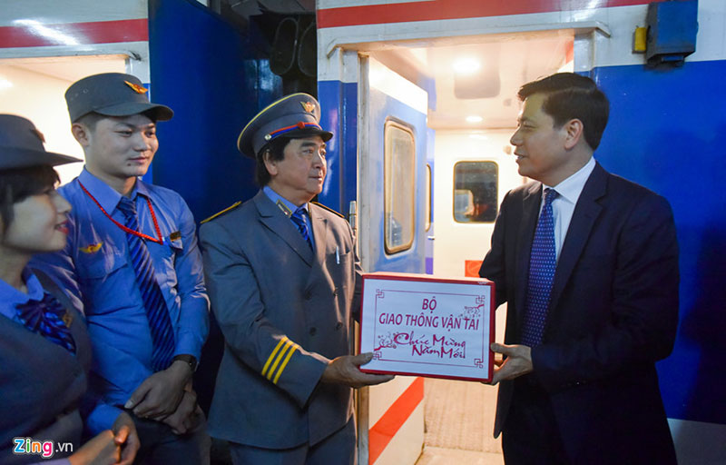Chuyến tàu cuối năm ngập tràn không khí Tết