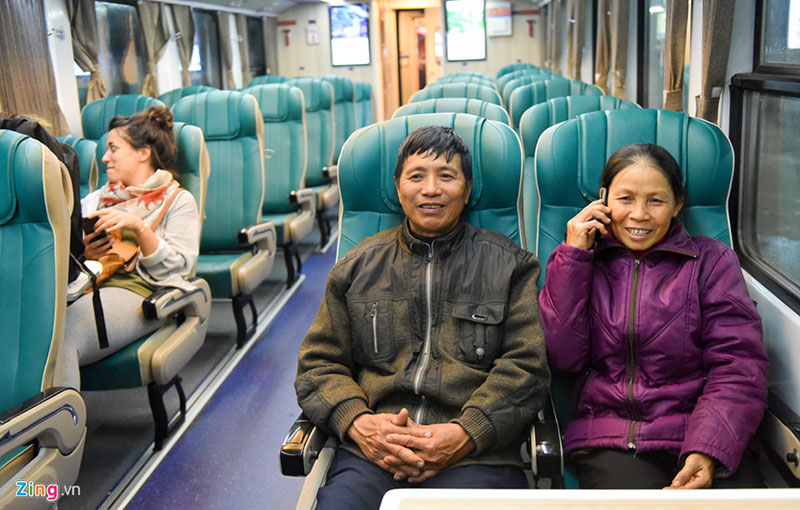 Chuyến tàu cuối năm ngập tràn không khí Tết