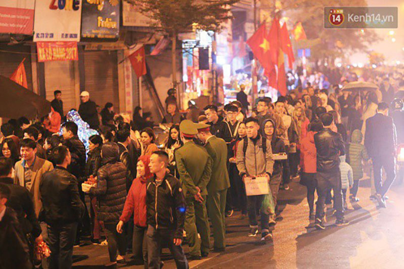 Sau thời khắc giao thừa Tết Mậu Tuất, người dân Thủ đô đi chùa, mua muối đầu năm lấy may mắn