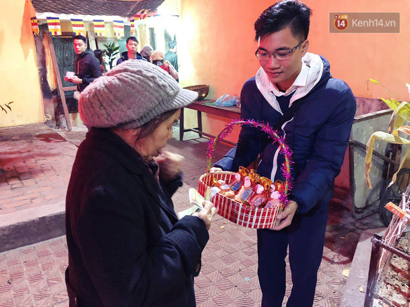 Sau thời khắc giao thừa Tết Mậu Tuất, người dân Thủ đô đi chùa, mua muối đầu năm lấy may mắn