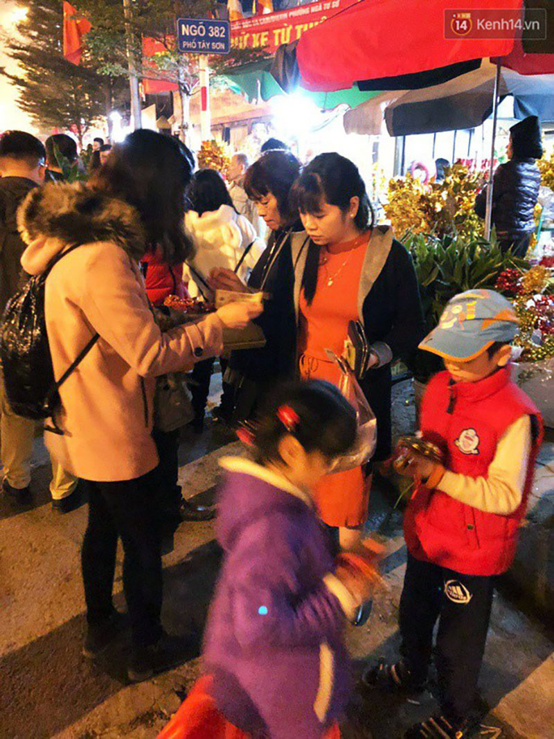 Sau thời khắc giao thừa Tết Mậu Tuất, người dân Thủ đô đi chùa, mua muối đầu năm lấy may mắn