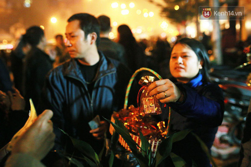 Sau thời khắc giao thừa Tết Mậu Tuất, người dân Thủ đô đi chùa, mua muối đầu năm lấy may mắn