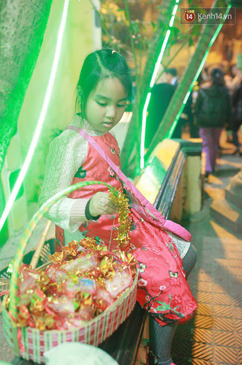 Sau thời khắc giao thừa Tết Mậu Tuất, người dân Thủ đô đi chùa, mua muối đầu năm lấy may mắn