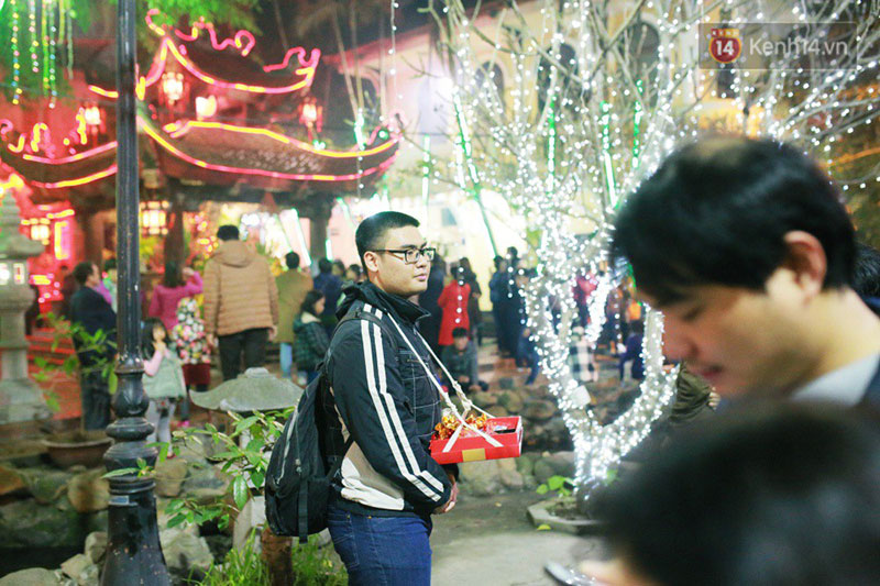 Sau thời khắc giao thừa Tết Mậu Tuất, người dân Thủ đô đi chùa, mua muối đầu năm lấy may mắn