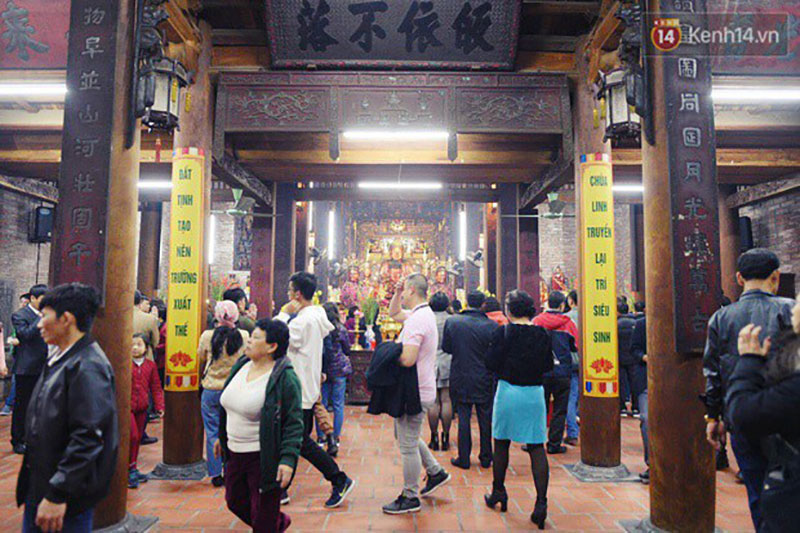 Sau thời khắc giao thừa Tết Mậu Tuất, người dân Thủ đô đi chùa, mua muối đầu năm lấy may mắn