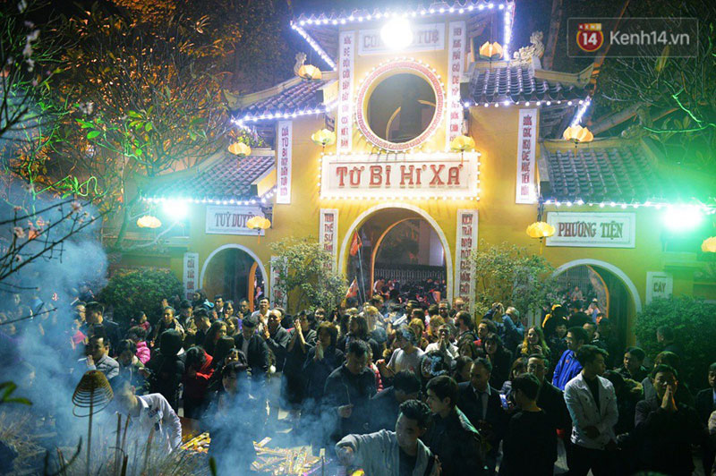 Sau thời khắc giao thừa Tết Mậu Tuất, người dân Thủ đô đi chùa, mua muối đầu năm lấy may mắn