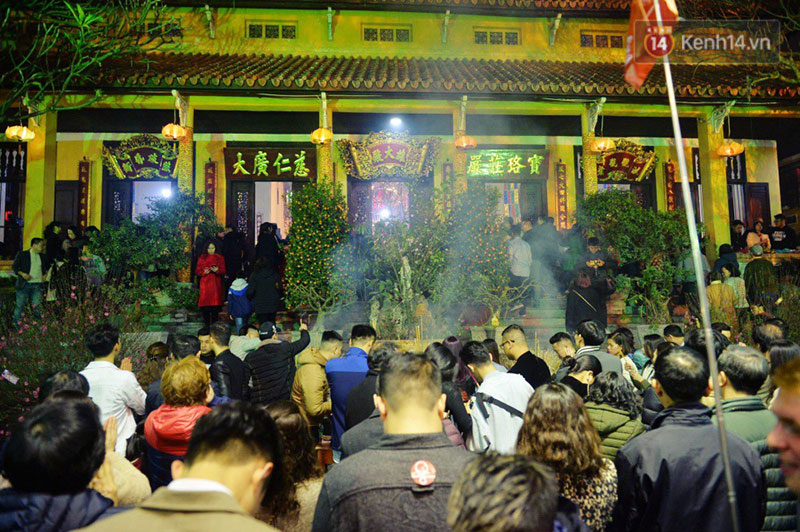 Sau thời khắc giao thừa Tết Mậu Tuất, người dân Thủ đô đi chùa, mua muối đầu năm lấy may mắn