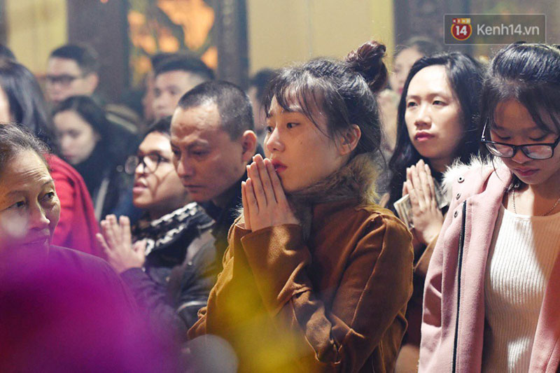 Sau thời khắc giao thừa Tết Mậu Tuất, người dân Thủ đô đi chùa, mua muối đầu năm lấy may mắn