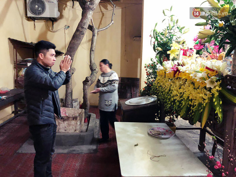 Sau thời khắc giao thừa Tết Mậu Tuất, người dân Thủ đô đi chùa, mua muối đầu năm lấy may mắn