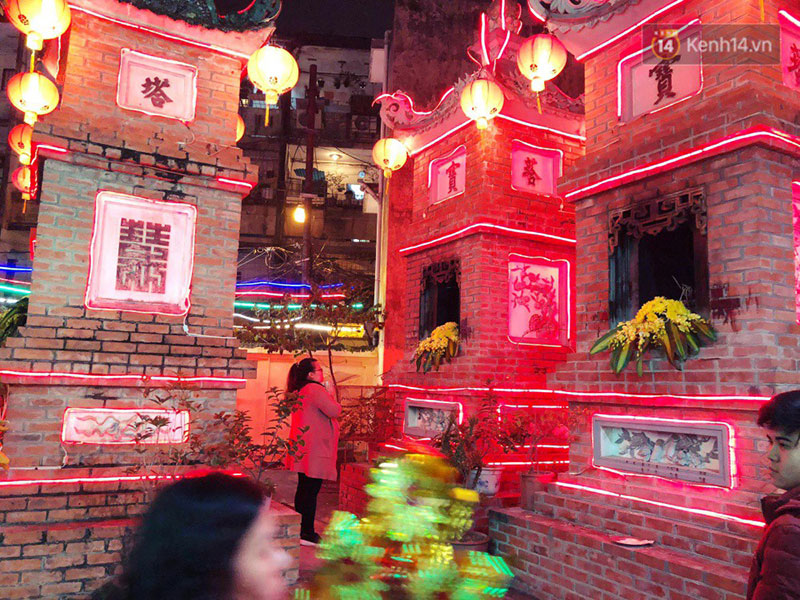 Sau thời khắc giao thừa Tết Mậu Tuất, người dân Thủ đô đi chùa, mua muối đầu năm lấy may mắn