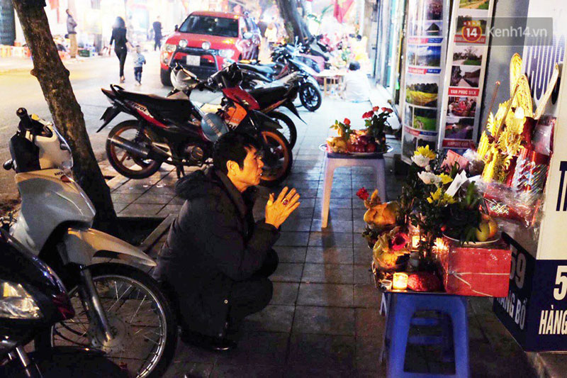 Sau thời khắc giao thừa Tết Mậu Tuất, người dân Thủ đô đi chùa, mua muối đầu năm lấy may mắn