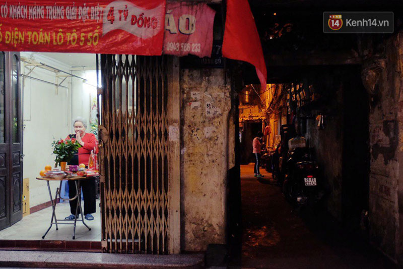 Sau thời khắc giao thừa Tết Mậu Tuất, người dân Thủ đô đi chùa, mua muối đầu năm lấy may mắn