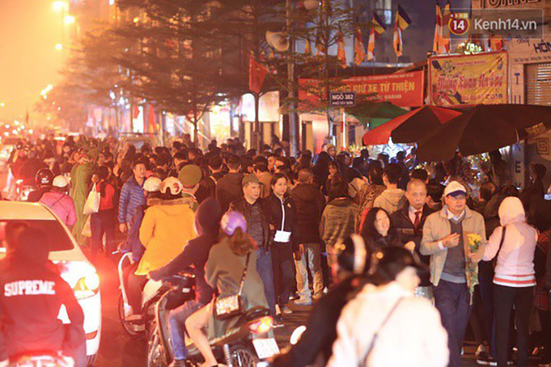 Sau thời khắc giao thừa Tết Mậu Tuất, người dân Thủ đô đi chùa, mua muối đầu năm lấy may mắn