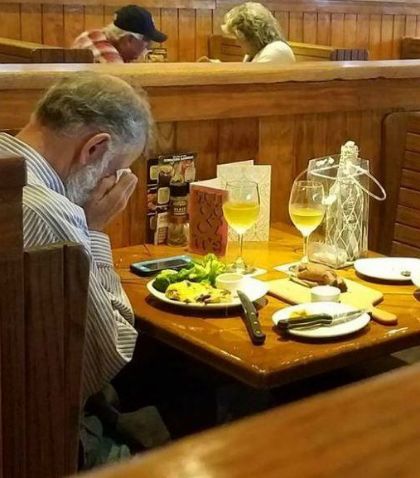 Người chồng góa một mình bên bàn ăn khiến nhiều người rơi lệ